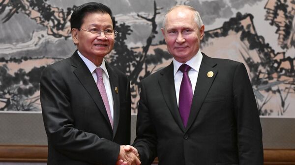 Президент РФ Владимир Путин и президент Лаоса Тхонглун Сисулит во время встречи в Пекине. 17 октября 2023