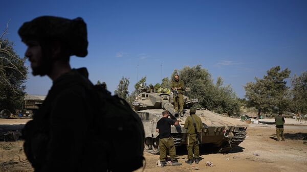 Израильские солдаты собираются на плацдарме недалеко от границы с сектором Газа