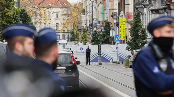 Сотрудники полиции в районе Шаербек в Брюсселе, где был нейтрализован подозреваемый в убийстве двух футбольных болельщиков из Швеции