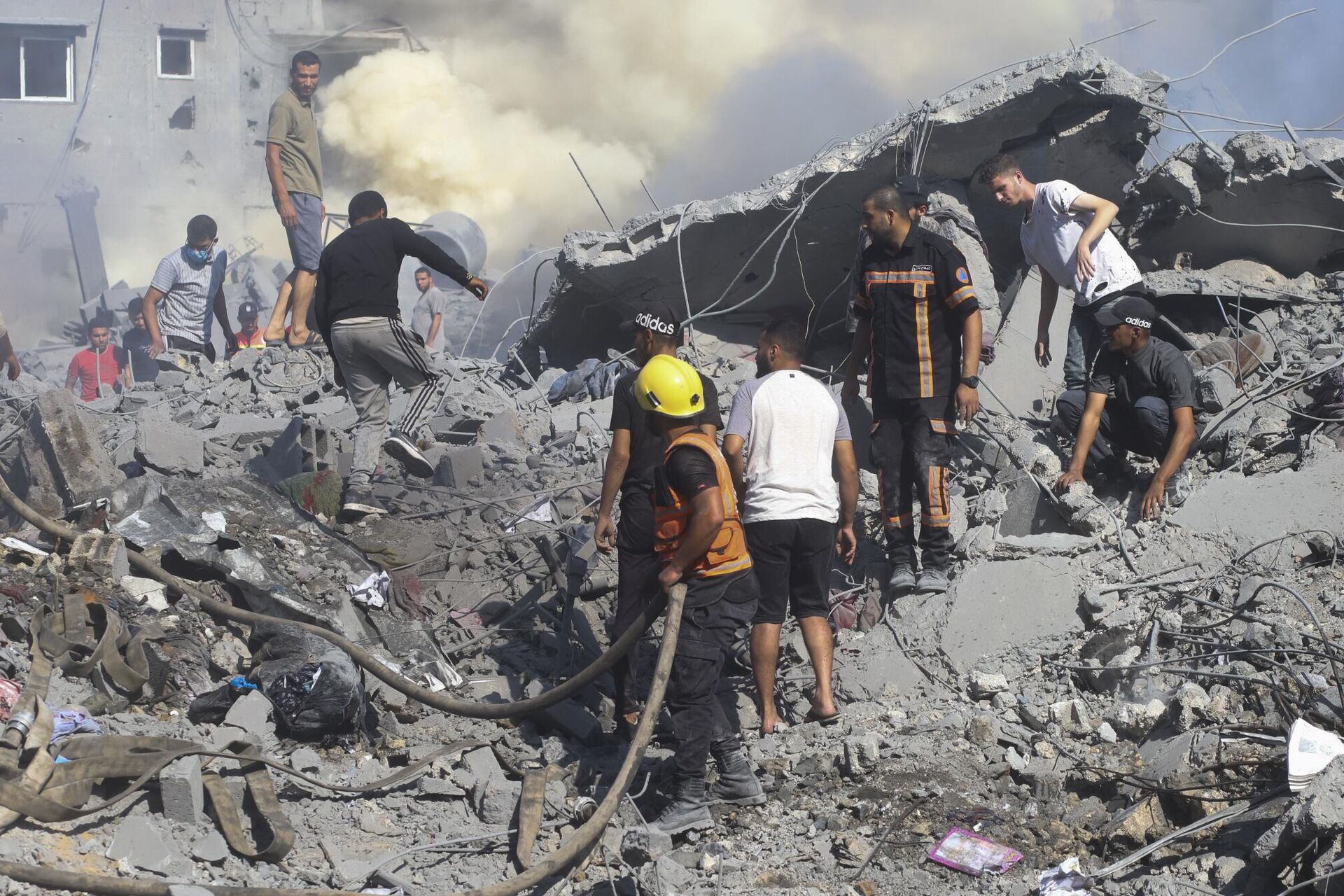 Палестинцы ищут выживших среди развалин дома после израильского авиаудара по сектору Газа - РИА Новости, 1920, 20.10.2023
