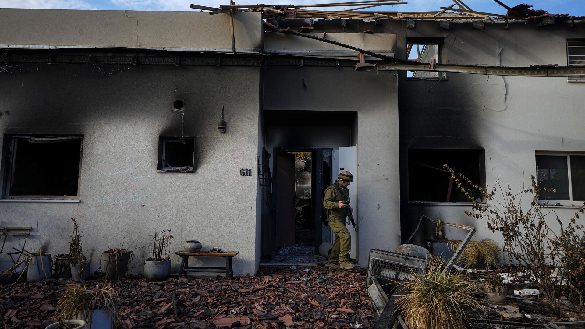 Израильский солдат осматривает дом, поврежденный боевиками Хамаса, в кибуце Беэри, Израиль - РИА Новости, 1920, 19.10.2023