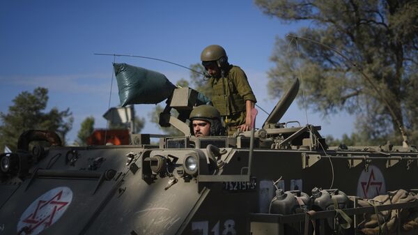 Израильские солдаты недалеко от границы с сектором Газа. Архивное фото