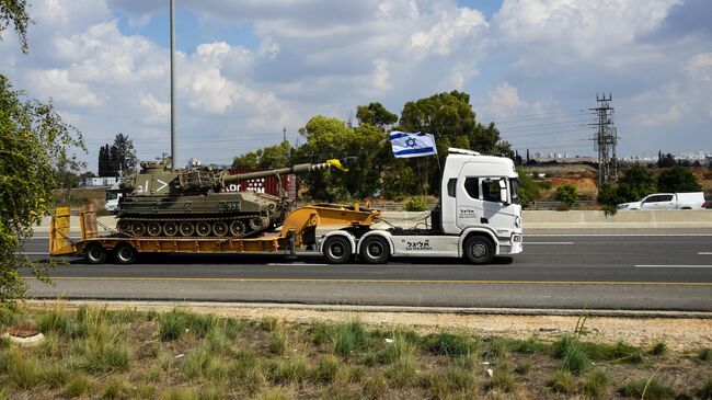 Перевозка военной техники по шоссе в центральном районе страны