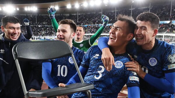 Футболисты сборной Казахстана праздную победу над Финляндией