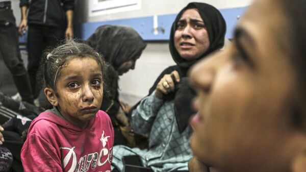 Палестинцы, спасшиеся после взрыва в больнице Аль-Ахли в секторе Газа