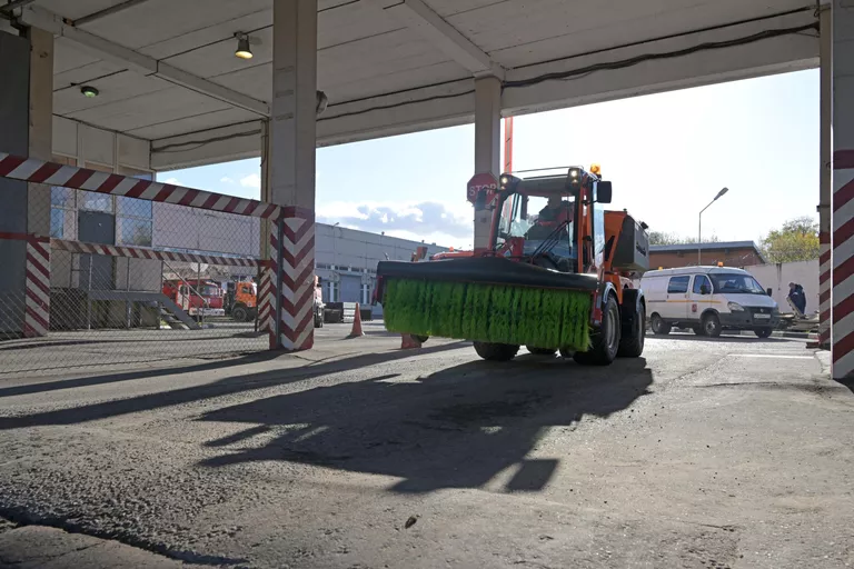 Снегоуборочная техника на территории базы государственной компании Автодор в Москве Снегоуборочная техника на территории базы государственной компании Автодор в Москве