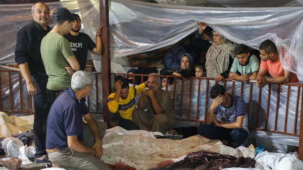Родственники погибших в результате взрыва в больнице Аль-Ахли в Газе