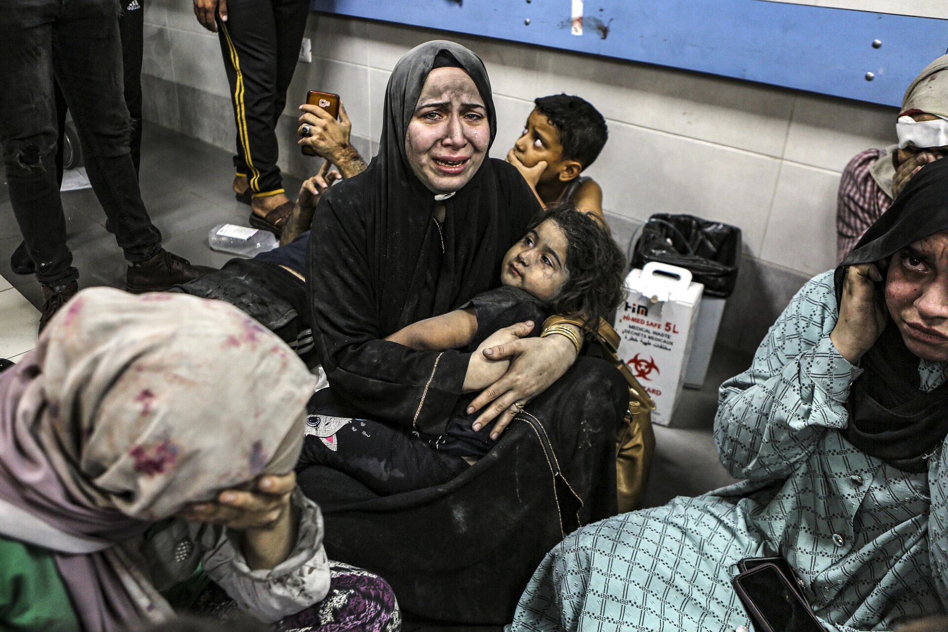 Палестинцы, спасшиеся после взрыва в больнице Аль-Ахли в Газе - РИА Новости, 1920, 18.10.2023