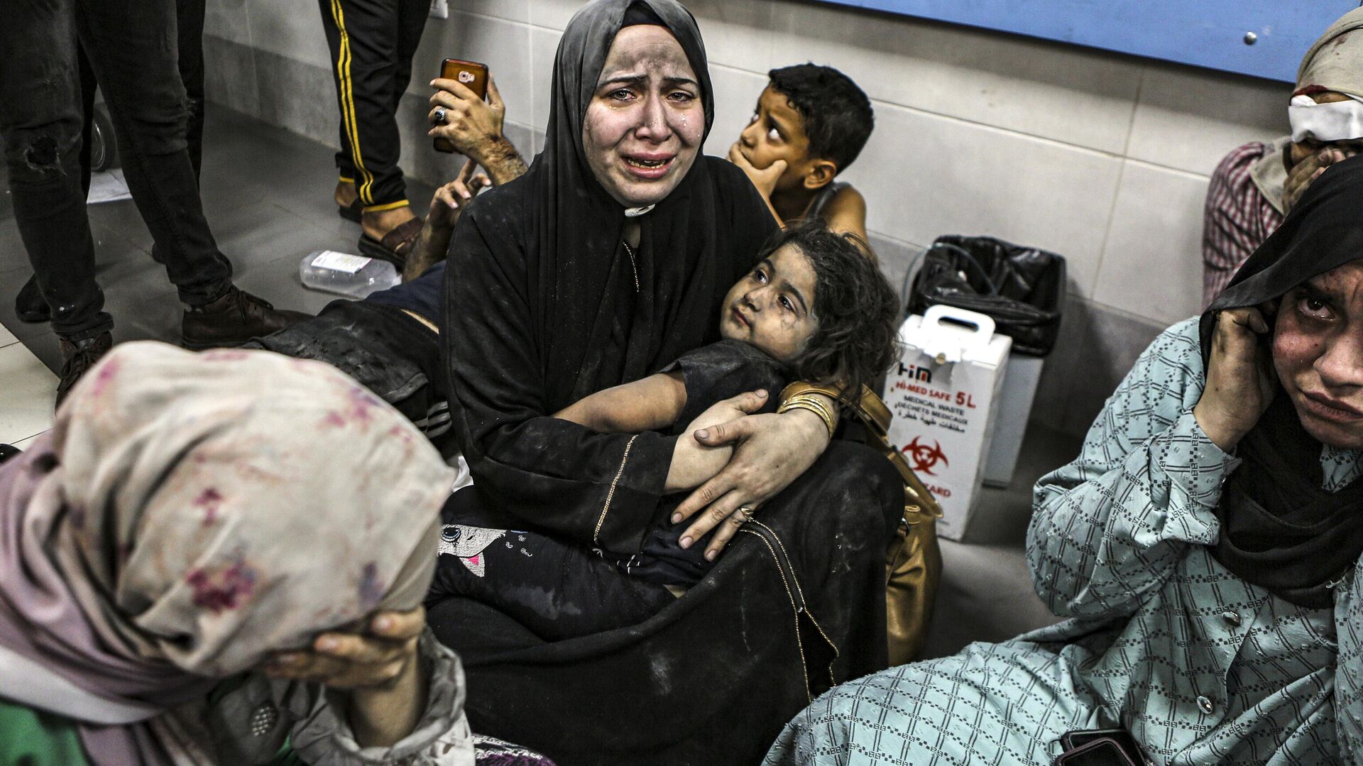 Палестинцы, спасшиеся после взрыва в больнице Аль-Ахли в Газе - РИА Новости, 1920, 31.10.2023