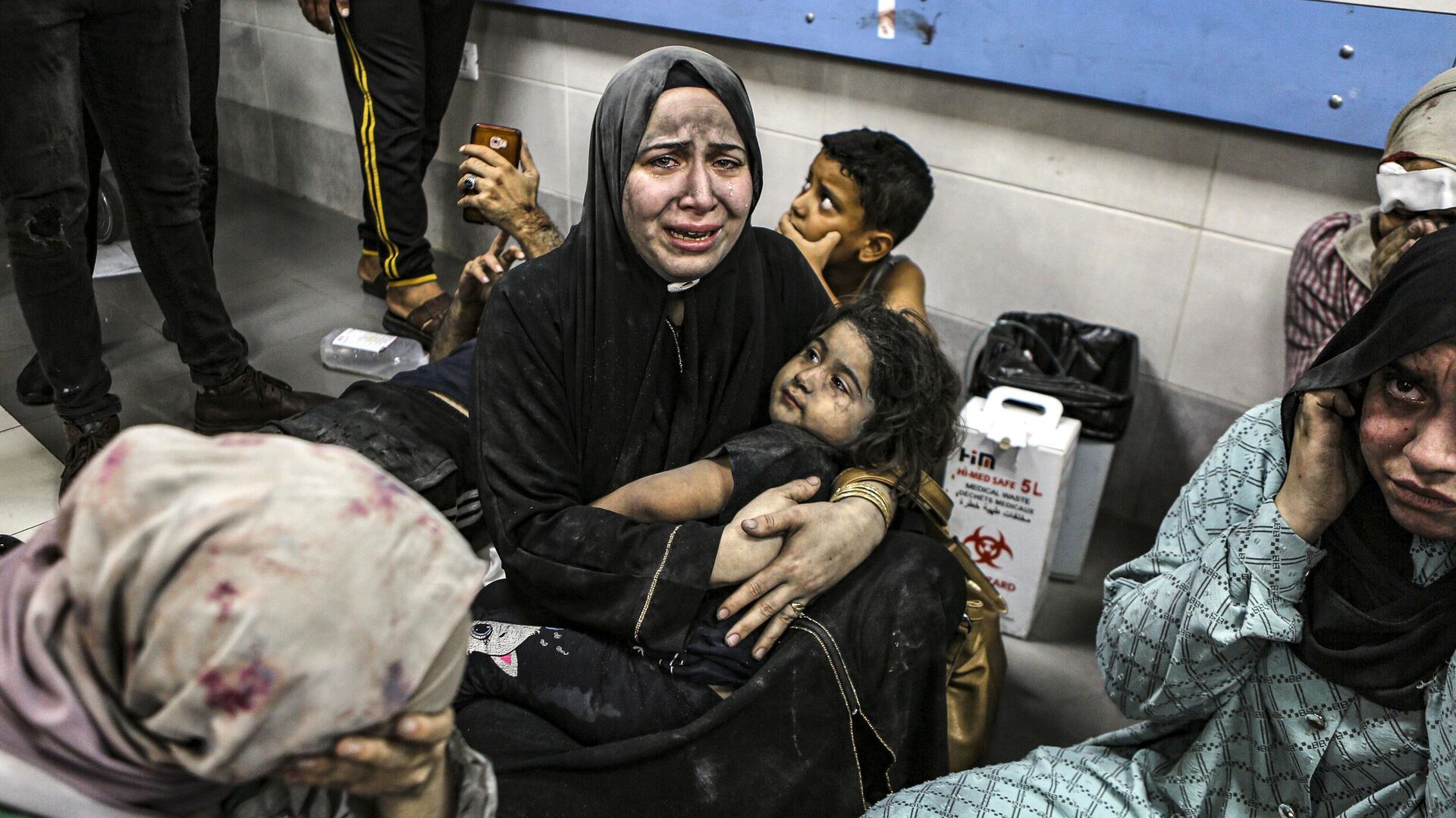 Палестинцы, спасшиеся после взрыва в больнице Аль-Ахли в Газе - РИА Новости, 1920, 19.10.2023