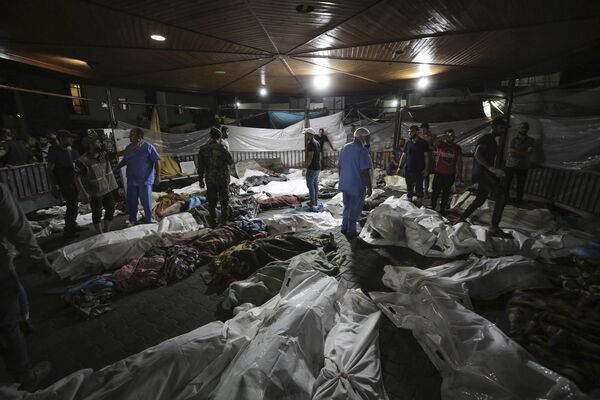 Тела погибших в результате взрыва в больнице Аль-Ахли в Газе