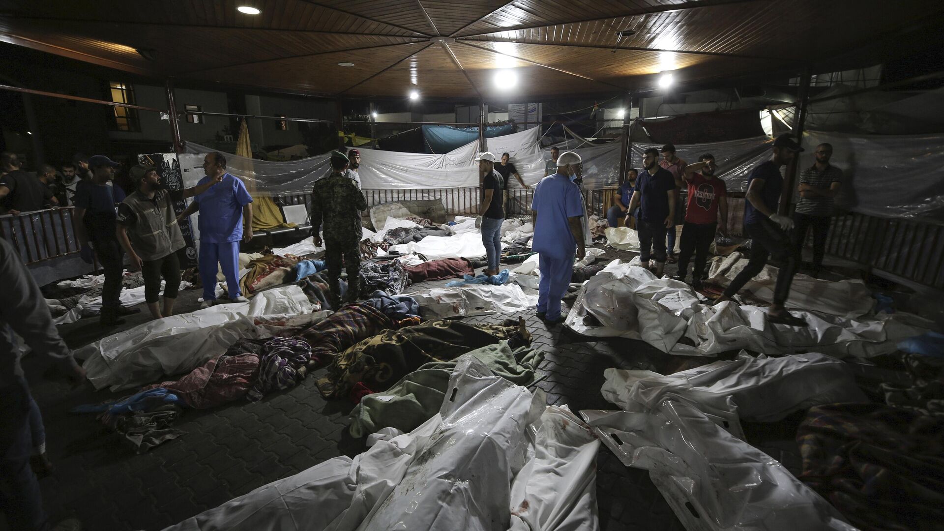 Тела погибших в результате взрыва в больнице Аль-Ахли в Газе - РИА Новости, 1920, 18.10.2023