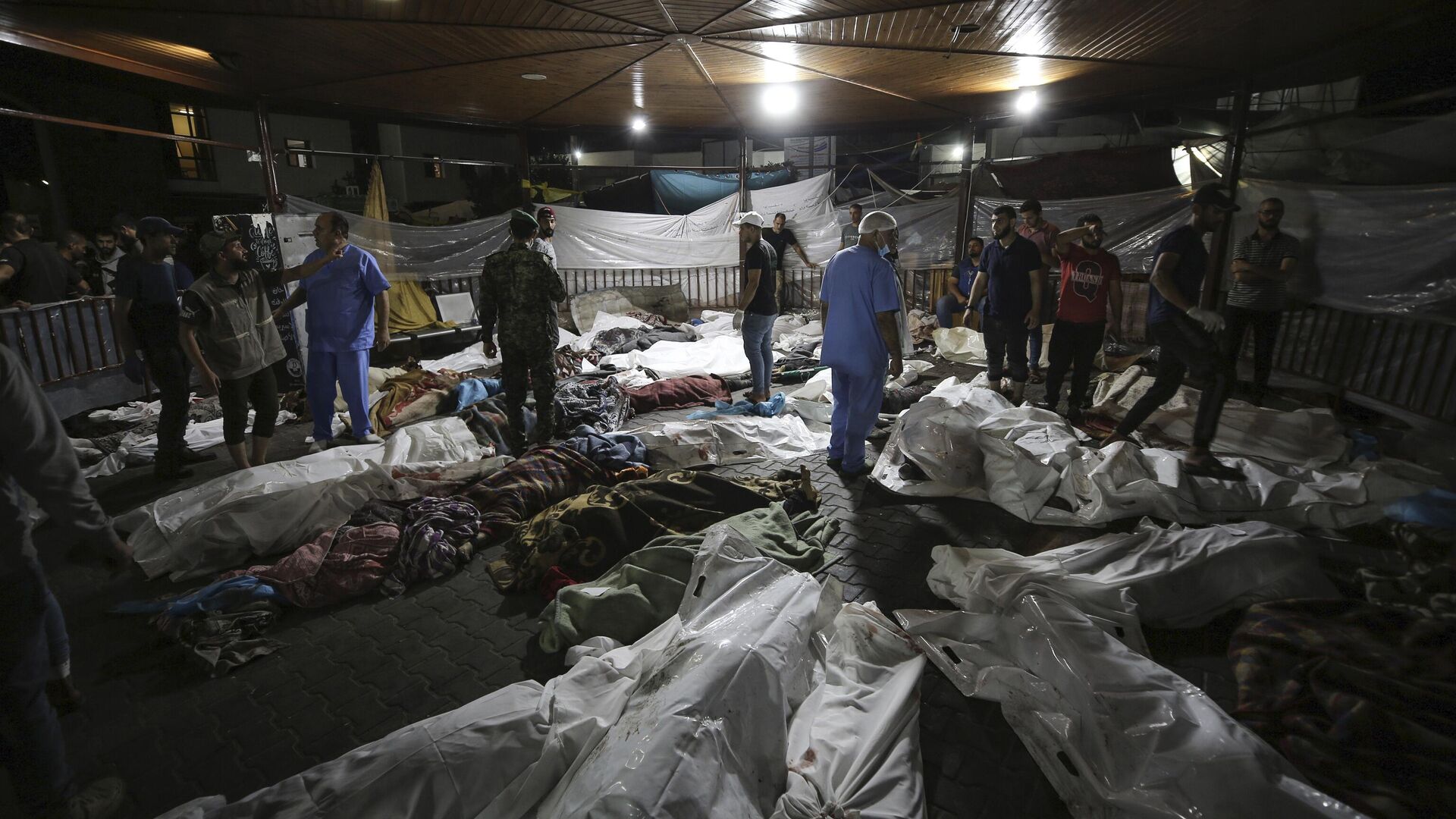 Тела погибших в результате взрыва в больнице Аль-Ахли в Газе. 17 октября 2023 - РИА Новости, 1920, 18.10.2023