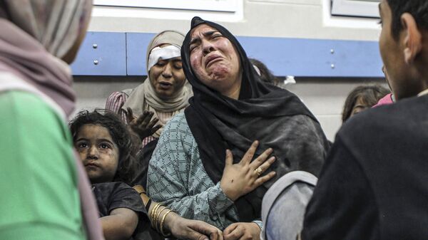 Палестинцы, спасшиеся после взрыва в больнице Аль-Ахли в Газе