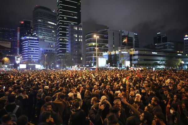 Протесты в Стамбуле после взрыва в больнице Аль-Ахли в Газе