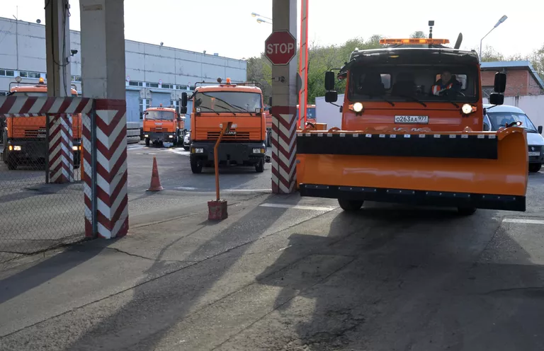 Спецтехника на территории базы государственной компании Автодор в Москве Спецтехника на территории базы государственной компании Автодор в Москве
