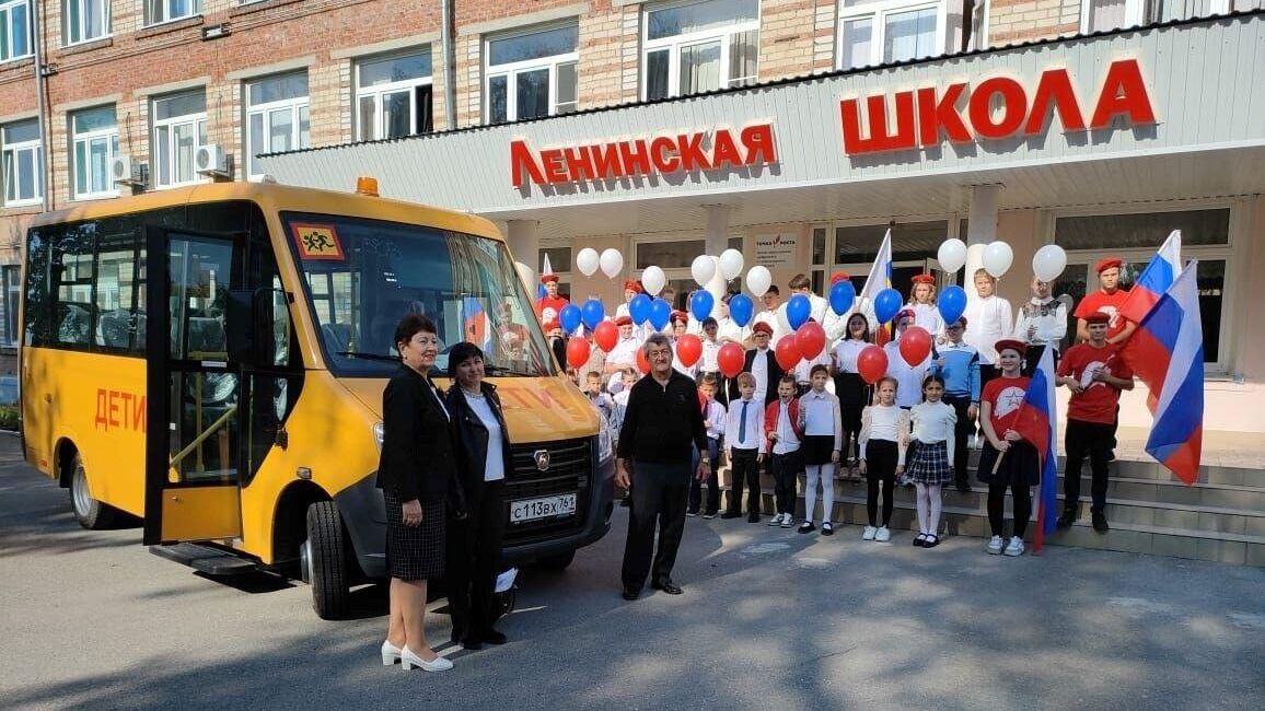 Новый автобус в одной из сельских муниципальных школ Ростовской области - РИА Новости, 1920, 18.10.2023