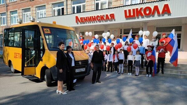 Новый автобус в одной из сельских муниципальных школ Ростовской области