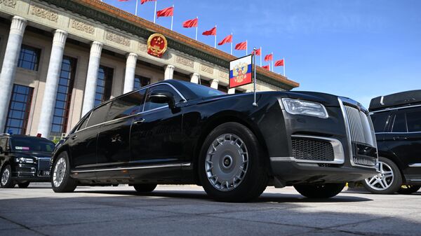 Автомобиль Аурус кортежа президента РФ Владимира Путина перед Домом народных собраний в Пекине