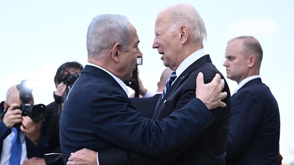 Премьер-министр Израиля Биньямин Нетаньяху и президент США Джо Байден в аэропорту Бен Гурион. 18 октября 2023