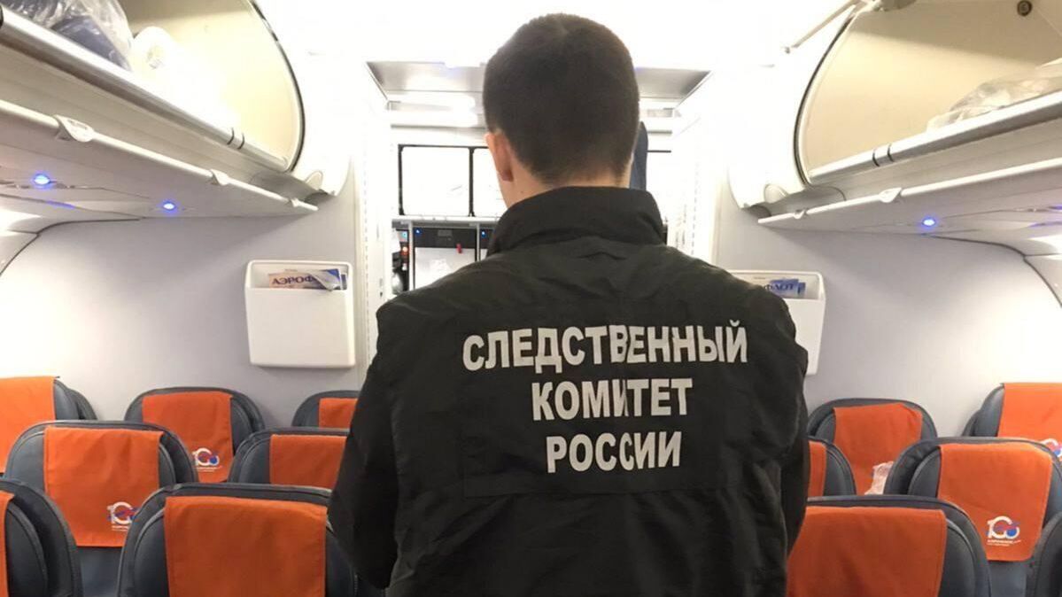 Представитель Следственного комитета России устанавливает обстоятельства скоропостижной смерти пассажирки самолета в Екатеринбурге. 18 октября 2023 - РИА Новости, 1920, 18.10.2023