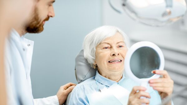 Пожилая женщина на приеме у стоматолога 