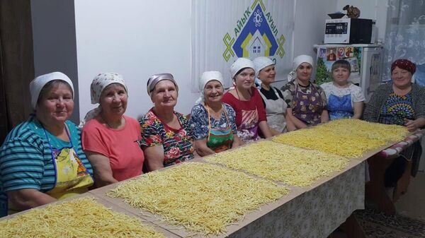 Жительницы села Соколки в Башкирии готовят домашнюю лапшу, чтобы отправить бойцам на передовую