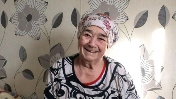 Жительница города Октябрьского Нурикамал Гилязетдинова, вяжущая мочалки для бойцов СВО
