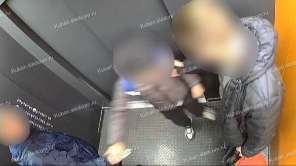Кадр с камер видеонаблюдения, где видно как ребенок с дедушкой и мужчиной зашли в лифт