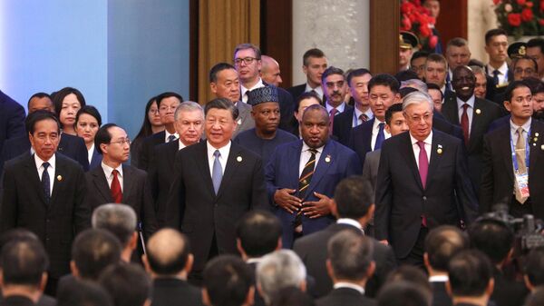 Председатель КНР Си Цзиньпин и главы делегаций перед церемонией открытия III Международного форума Один пояс, один путь в Пекине