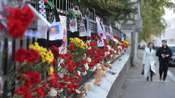 К зданию посольства Палестины в Москве несут цветы и игрушки