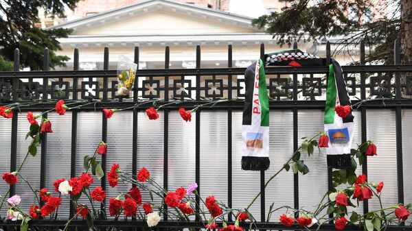 Цветы у здания посольства Палестины в Москве в память о погибших в ходе палестино-израильского конфликта. 18 октября 2023
