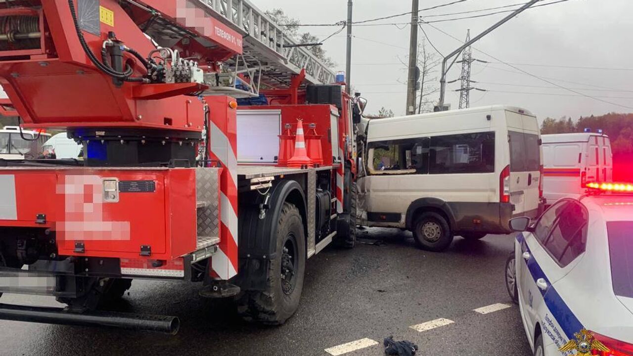 В Обнинске в ДТП с маршруткой и пожарной машиной пострадали шесть человек -  РИА Новости, 18.10.2023