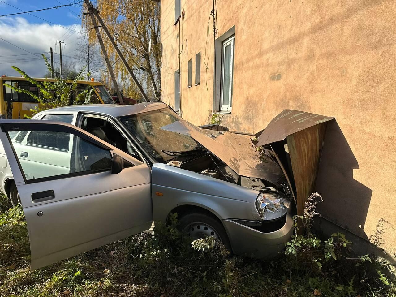 В городе Пестово автомобиль Лада Приора совершил столкновение со школьным автобусом ГАЗель Некст - РИА Новости, 1920, 18.10.2023