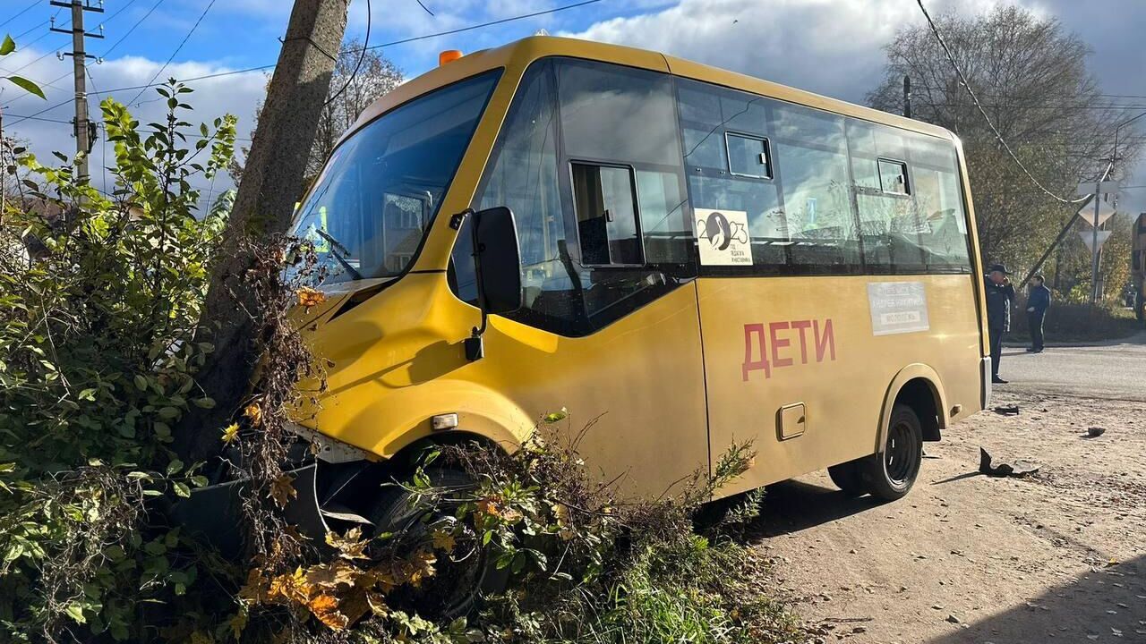 В городе Пестово автомобиль Лада Приора совершил столкновение со школьным автобусом ГАЗель Некст - РИА Новости, 1920, 18.10.2023