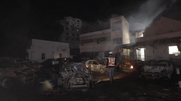 Эксклюзивные кадры РИА Новости с территории больницы Аль-Ахли после обстрела