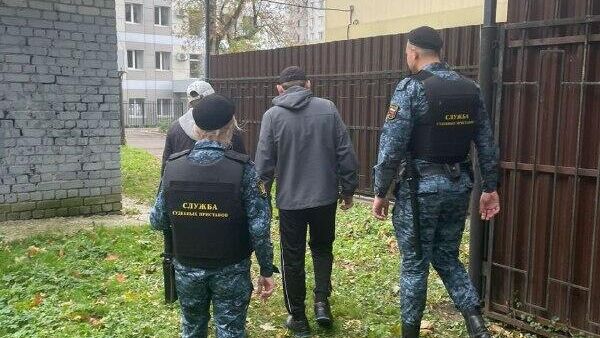 Судебные приставы во время задержания двух подозрительных граждан в Брянске