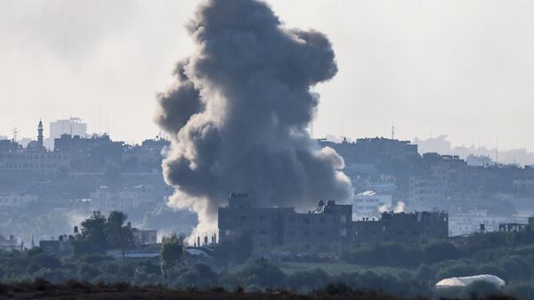 Дым над северной частью сектора Газа во время израильской бомбардировки 