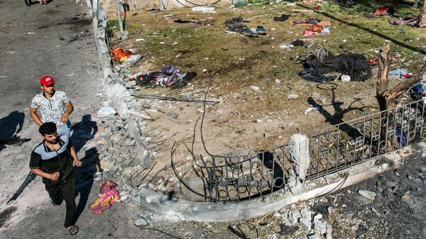 Территория больницы Ахли-Араб в центре Газы после попадания ракеты