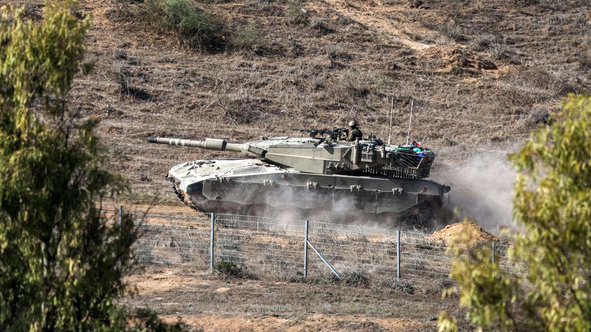 Израильский боевой танк Меркава движется вдоль границы с сектором Газа возле израильского города Сдерот - РИА Новости, 1920, 20.10.2023