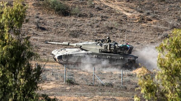 Израильский боевой танк Меркава движется вдоль границы с сектором Газа возле израильского города Сдерот