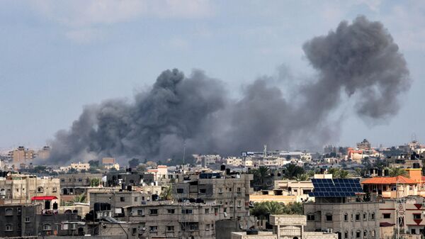 Дым после взрыва во время израильской бомбардировки Рафаха на юге сектора Газа