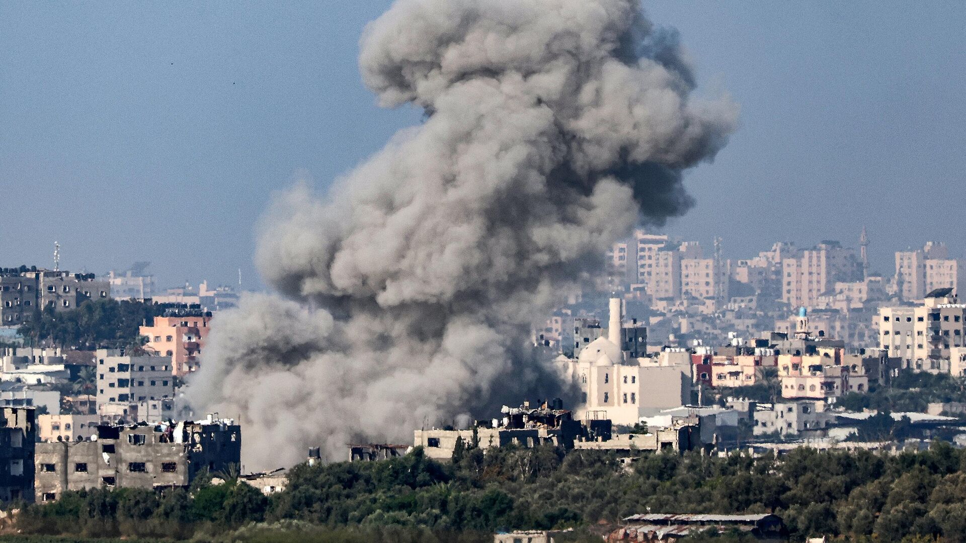 Дым над северной частью сектора Газа во время израильской бомбардировки - РИА Новости, 1920, 18.10.2023