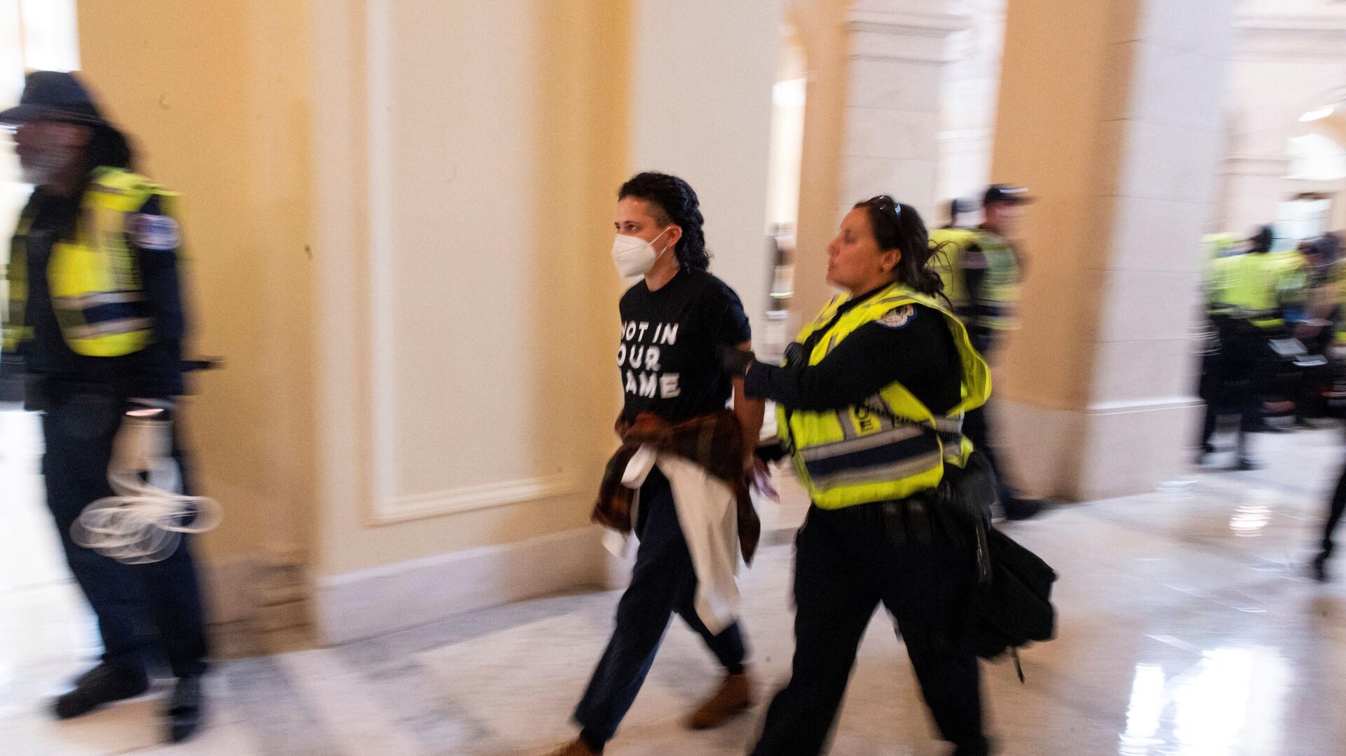 Сотрудники полиции задерживают протестующих в здание конгресса США в Вашингтоне - РИА Новости, 1920, 18.10.2023