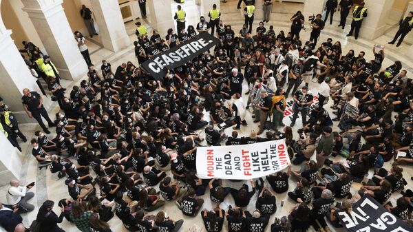 Протестующие в здание конгресса США в Вашингтоне