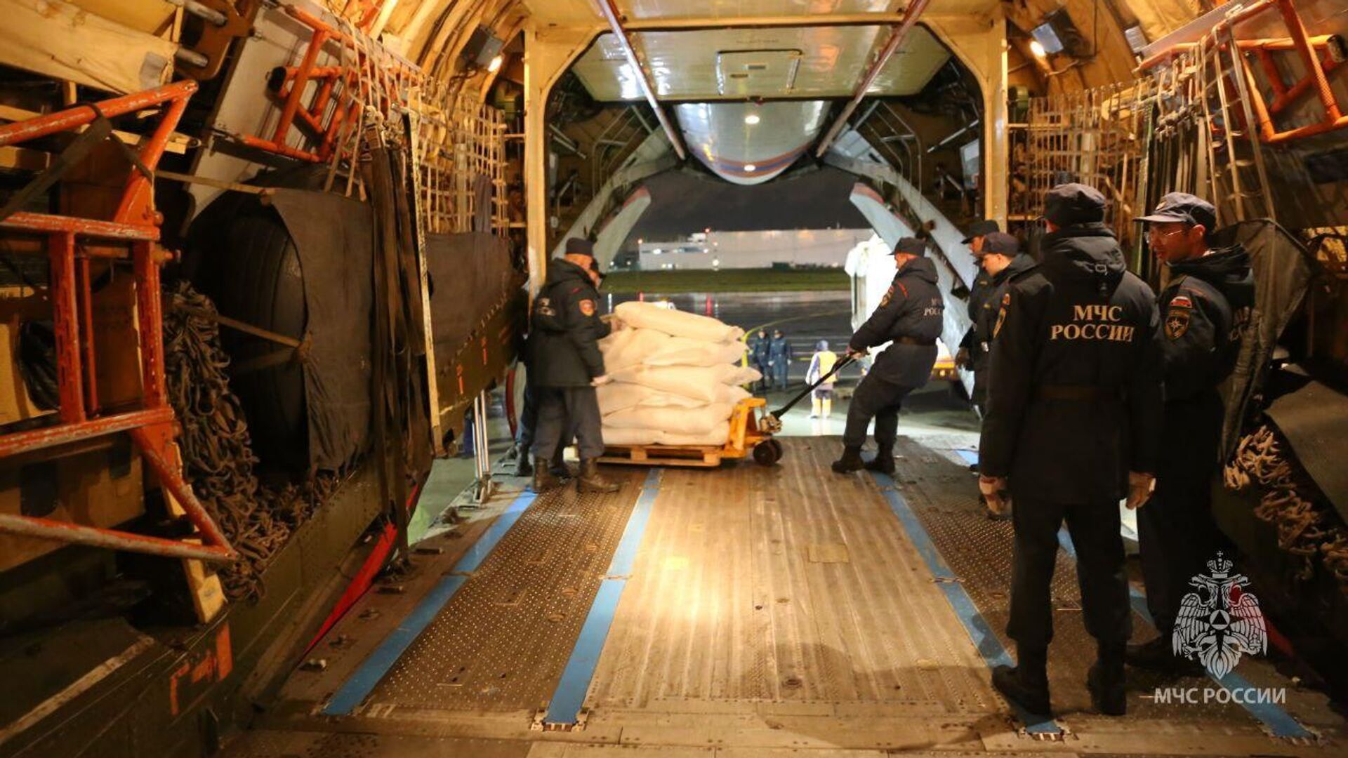 Подготовка к отправке в сектор Газа 27 тонн гуманитарной помощи - РИА Новости, 1920, 19.10.2023