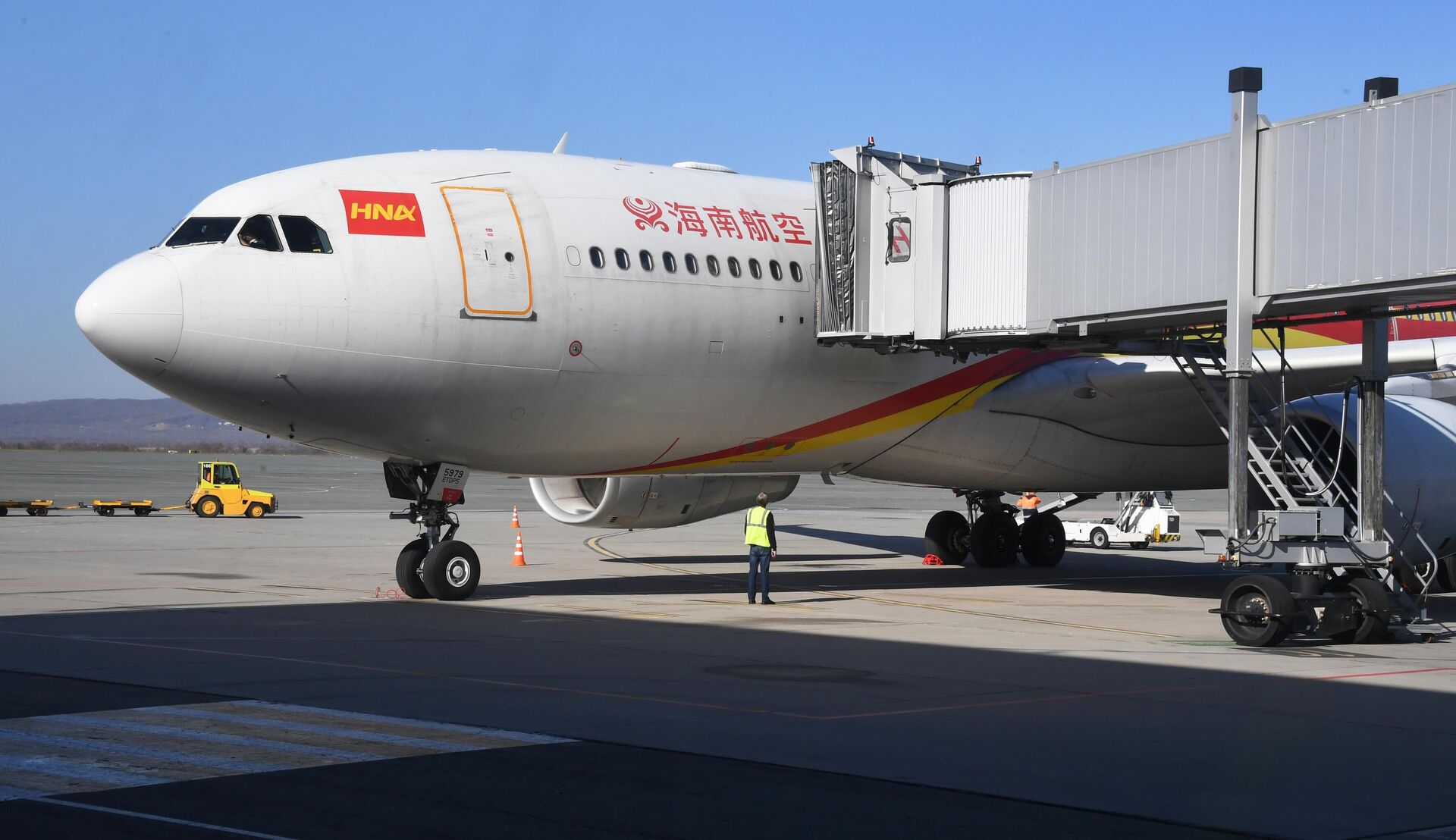 Самолет Boeing 737-800 китайской авиакомпании Hainan Airlines, прилетевший из Даляня, в аэропорту Кневичи во Владивостоке Самолет Boeing 737-800 китайской авиакомпании Hainan Airlines, прилетевший из Даляня, в аэропорту Кневичи во Владивостоке - РИА Новости, 1920, 21.04.2025
