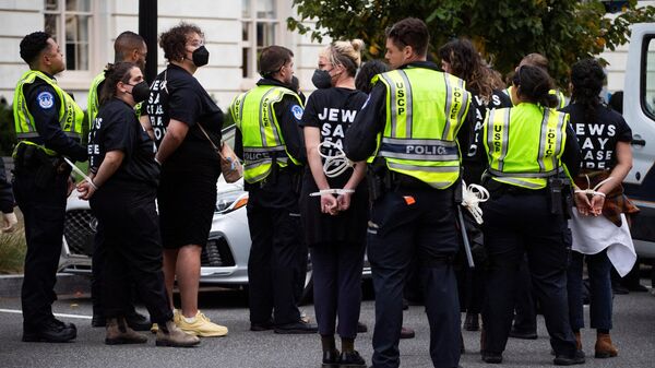 Полицейские и задержанные антивоенные активисты у здания конгресса США в Вашингтоне. 18 октября 2023
