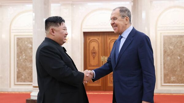 Председатель Государственных дел КНДР Ким Чен Ын и министр иностранных дел России Сергей Лавров во время встречи