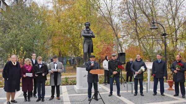 Церемония открытия памятника великому русскому поэту Александру Пушкину на территории гимназии №93 в Казани